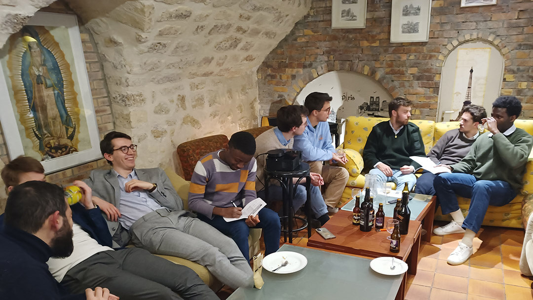 Transformation de Bien d'Eglise en Coliving : les jeunes en soirée au sein du Coliving de Paris Lourmel